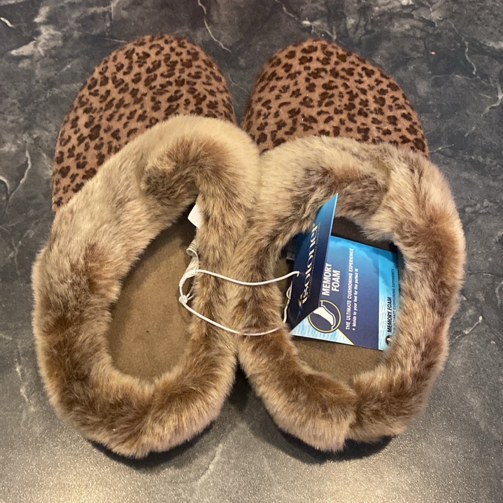 Isotoner Microsuede Sage Hoodback Cheetah 🐆 Slippers - Picture 3 of 7